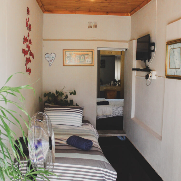 Aloe guest room single bed