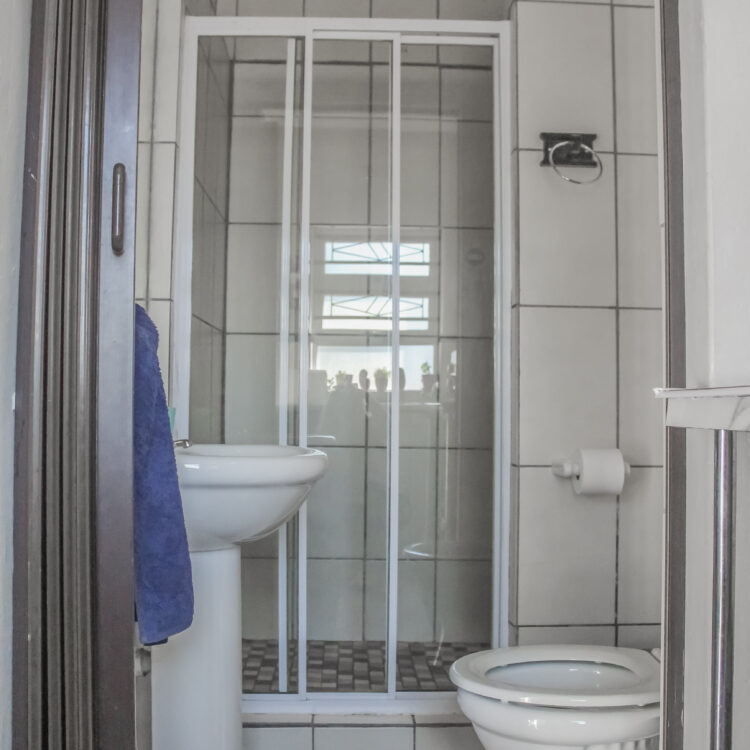 Aloe guest room bathroom